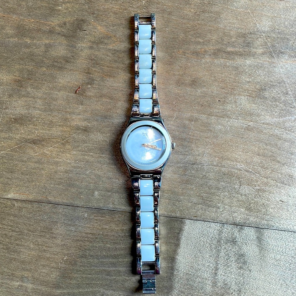 White and Silver Swatch